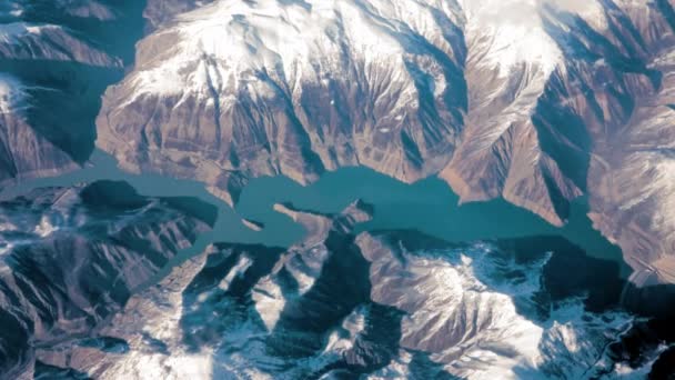 Karlı Tepeler Arasındaki Dağ Gölü Nün Arial Manzarası Yüksek Irtifada — Stok video