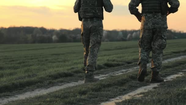 Військовий Патруль Заході Сонця Солдати Йдуть Сільській Стежці Затінені Вечірнім — стокове відео
