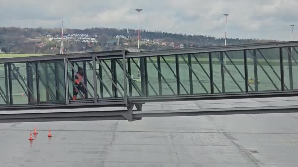 Pracovník Letištním Terminálu Walkway Pracovník Oranžové Uniformě Vysokou Viditelností Kráčející — Stock video