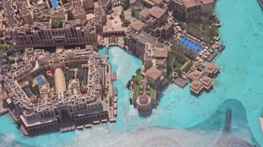 Dubai gökdelenleri arasındaki Kentsel Yeşil Alanlar, bu hava manzarası Dubai 'deki gökdelenler arasında yer alan yeşil alanları ve iyi korunan kamusal alanları vurgular.