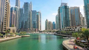 BAE, Dubai 01 Mayıs 2024 Dubai Marina Manzarası. Dubai Marina 'nın ikonik gökdelenleri ve lüks deniz manzarası.