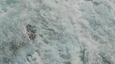 Hareketli çalkantılı okyanus dalgaları, çalkantılı okyanus dalgalarına yakın çekim, denizin dinamik hareketini ve enerjisini gösteriyor.