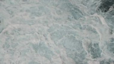 Okyanus dalgalarının hava görüntüsü, köpüklü okyanus dalgalarının havadan görünüşü çarpışırken ve girdap oluştururken karmaşık desenler yaratıyor..