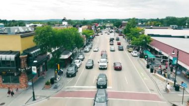 Chicago Illinois 03.05.2024 kalabalık bir caddenin havadan görünüşü dükkanlar ve park edilmiş arabalarla dolu. Görüntü bölgenin canlı atmosferini yakalıyor..