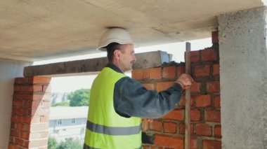 İnşaat alanındaki vinç kaldırma beton kaplama vinç inşaat alanındaki beton levhayı kaldırıyor.