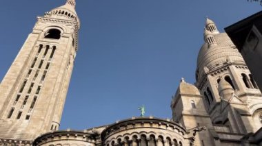 Fransa, Paris 01.07.2024 Paris 'teki Kutsal Kalp Bazilikası' nın mimari detayları, Paris 'teki Kutsal Kalp Bazilikası' nın detaylı bir görüşü, kubbelerini vurguluyor ve karmaşık taş işçiliğine karşı