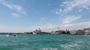 Denizden Venedik manzarası, denizden görüldüğü gibi nefes kesici bir manzara, tarihi binalar ve kiliselerle ikonik gökdelenleri yakalıyor.