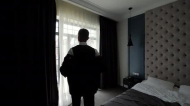 Gelin ve damat pencerenin kenarında güzel bir anı paylaşıyorlar, gelin ve damadı pencerenin kenarında yan yana gösteren güzel bir görüntü.