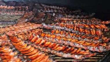 Izgara pirzola ızgara ızgara ızgara. Sıralar dolusu sulu, ızgarada pişmiş pirzola. Kaburgalar, kömürleşmiş ve taze et kombinasyonuyla zengin bir jöle ile kaplıdır.