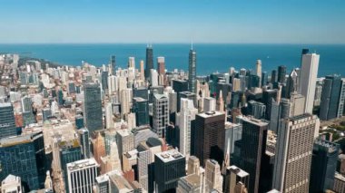 Michigan Gölü ile Chicago 'nun gökyüzü manzarası.