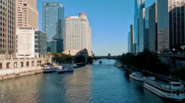 Chicago Illinois, 17.10.2024 Zaman atlamalı Chicago Nehri manzaralı, botları ve gökdelenleri olan, Chicago Nehri 'nin yüksek gökdelenleriyle çevrili olduğu canlı bir şehir..