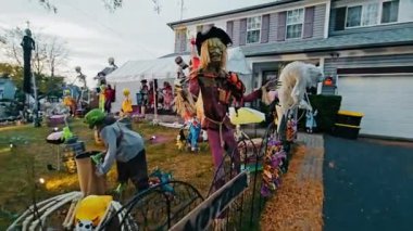 Chicago Illinois 'de 17.10.2024 Cadılar Bayramı bahçesinde korkuluk, goblinler, goblinler ve ürkütücü süslemelerle bir evin önünde unutulmaz ve şenlikli bir sahne yaratıyor..