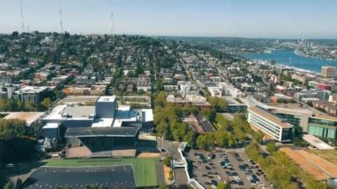 Seattle, Washington 'daki Space Needle stadyum ve liman manzaralı şehir manzarası