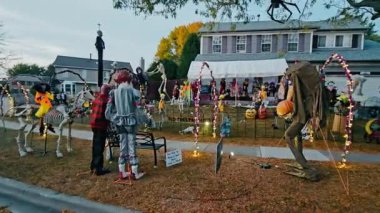 Chicago Illinois 17.10.2024 Cadılar Bayramı bahçesinde renkli palyaçolar, iskeletler ve ürkütücü dekorasyonlar içeren detaylı bir cadılar bayramı sergisi şaka mı şeker mi oynayanlar için ürkütücü bir ortam yaratıyor..