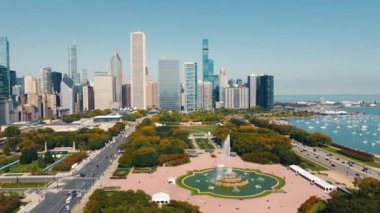 Chicago Skyline ve Grant Park, Buckingham Fountain, Chicago gökdelenli ve Michigan Gölü 'ndeki ikonik Buckingham Çeşmesi ve Grant Park' ın gökdelenlerini gösteren gökyüzü manzarası.