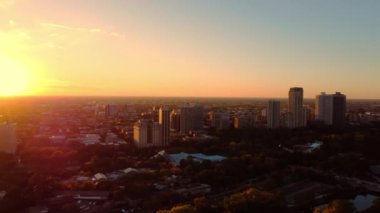 Şikago üzerinde gün batımı Eski Şehir Üçgeni binalar ve ağaçlarla ufuk çizgisi.