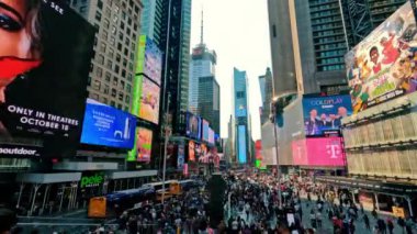 YENİ YORK -28.10.2024 Time Lapse Kalabalık Times Meydanı parlak reklam panoları ve işlek caddeleri, Times Meydanı insan ve trafik dolu, renkli reklam panoları var..