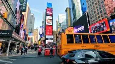 NEW YORK -28.10.2024 Time Lapse Times Meydanı faaliyet ve parlak reklam panoları ile dolup taşıyor, New York 'taki Times Meydanı' nın canlı görüntüsü