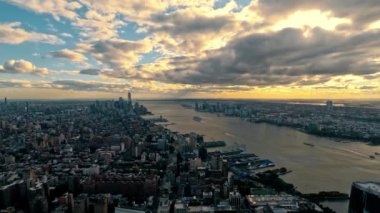 New York Şehri 'nin Günbatımında Zaman Hükmü New York şehrinin dinamik ufuk çizgisini Hudson Nehri üzerinde sürüklenen bulutları yakalıyor..