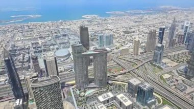 Dubai OAE 20.10.2024 Modern Dubai gökyüzü manzaralı kıyı zeminli. Dubai 'nin çarpıcı hava manzarası modern gökdelenlerin ve karmaşık bir karayolu ağının yer aldığı gökyüzü.