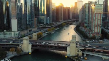 Chicago Illinois Şehir Merkezi Nehir ve Köprüsü Sunset 'te.