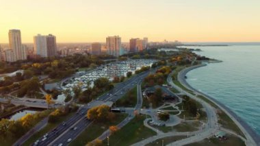 Gün batımında Chicago göl parkı ve yat limanı havadan izleniyor. Bir parkı olan Chicago göl manzarası..