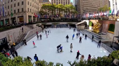 New York Eyaleti, Amerika Birleşik Devletleri, 10 Aralık 2024 TIME LAPSE buz patencileri Rockefeller Center Paten Pistinde, Rockefeller Center 'daki canlı bir sahnede çeşitli yaşlarda buz pateni yapan insanları gösteriyor.