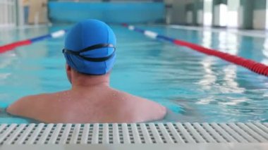 Yüzücü bilardo şeridinde sıçrıyor, yüzücü havuz şeridinde çalışırken su sıçratıyor..