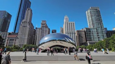 Chicago Illinois Bulut Kapısı 10 Aralık 2024 Şehir meydanında ünlü yansıtıcı heykel, turistler gökdelenlerle çevrili büyük bir yansıtıcı fasulye şeklindeki heykeli keşfediyorlar.