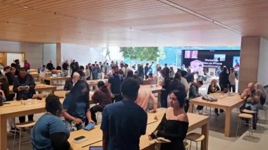 Chicago Illinois 10 Aralık 2024 Müşteriler göz gezdirme, müşteriler ve personel etkileşimi ile Kalabalık Apple mağazası