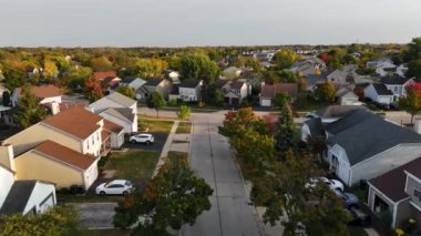 Amerika Birleşik Devletleri 'nin Illinois eyaletinde bir köy olan Renkli Sonbahar Ağaçları ile Banliyö Mahallesi Havadan Görünümü.