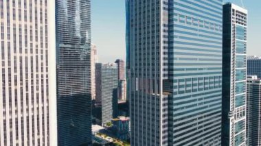 Modern Chicago gökdelenlerinin yakın görüntüsü. Chicago şehir merkezindeki yüksek katlı binaların detaylı görüntüleri güneşli bir günde mimari tasarımları ve cam cephelerini gözler önüne seriyor.
