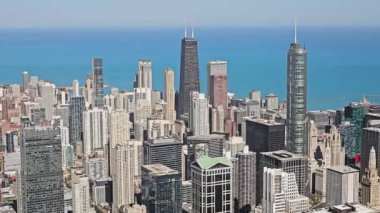 Şikago gökdeleninin çarpıcı hava manzarası, Michigan Gölü manzaralı ikonik gökdelenler, canlı şehir manzarası ve ufuk..