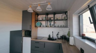 Açık rafları olan modern kompakt mutfak - gösterişli dolapları olan küçük modern bir mutfak, dekorlu rafları açmak, ve doğal ışık ve şık bir minimalist tasarım sunan parlak bir pencere