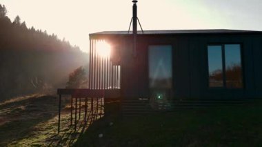 Çağdaş kamara cephesi. Güneş ışığı kaplamalı panellerden akıyor. Günışığı modern kabin dış.