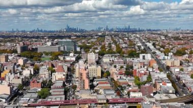 Ufuk çizgisi ve ağaçlarla kaplı caddeleri olan kentsel şehir manzarası - ağaçlarla kaplı caddeleri, kalabalık binaları ve ufuk çizgisini uzaktan gören geniş bir şehir manzarası