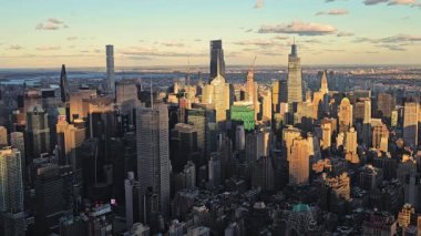 New York Eyaleti, ABD. Sunset 'te 10.11.2024 gökdelenler, New York' un nefes kesici manzarası ikonik gökdelenler sıcak günbatımı ışığı ile yıkandı, kentsel mimari sergileniyor ve hareketli bir ufuk çizgisi