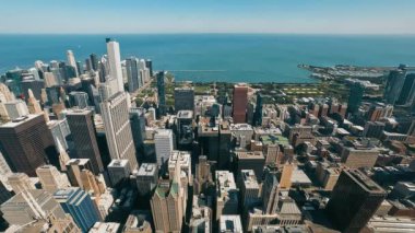 Michigan Gölü ile Chicago 'nun gökyüzü manzarası.