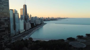 Michigan Gölü 'yle alacakaranlıkta Chicago gölü ufuk çizgisi. Şikago göl manzarası ve alacakaranlıkta ufuk çizgisi, Michigan Gölü şehir manzarası boyunca uzanırken akşam ışıkları ortaya çıkmaya başlıyor.