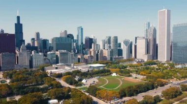 Millennium Park hava manzaralı Chicago silueti. Sonbaharda açık ve güneşli bir günde Millennium Park ve çevresindeki yüksek binaların yer aldığı Chicago 'nun gökyüzü manzarası