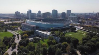 Chicago Illinois 10 Aralık 2024. Şehir Stadyumu ve Skyline 'ın havadan görünüşü. Yeşil parklar ve güneşli gökdelenlerle çevrili modern bir futbol stadyumu.