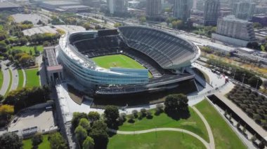 Chicago Illinois 10 Aralık 2024. Modern Futbol Stadyumu 'nun hava manzarası. Güneşli bir günde şehir binaları ve yeşil alanlarla çevrili büyük bir futbol stadyumu.