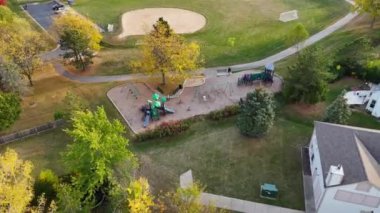 Halk oyun parkının ve parkın havadan görüntüsü. Canlı bir halk parkının havadan çekilmiş görüntüleri. Çocuk parkı, salıncaklar, yürüyüş yolları, spor alanları ve yemyeşil alanlar.