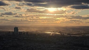 Bulutların üzerinde gün batımı Jersey Şehri, Parlak gökyüzü ile dramatik gün batımı.