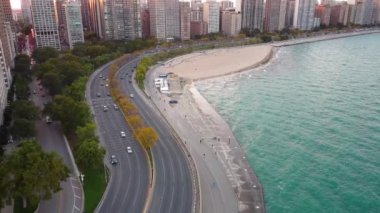 Chicago Lakefront ve Cityscape Yolu ve Chicago şehir merkezindeki ulaşım trafiği..