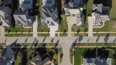 Banliyö evleri ve caddelerinin havadan görünüşü. Simetrik evleri olan huzurlu bir banliyö mahallesinin genel manzarası.