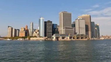 Waterfront View ile Manhattan Skyline - Gökdelenler ve suyun yer aldığı sakin bir şehir manzarası.