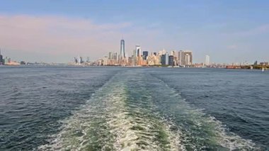 New York City Skyline feribottan, Manhattan 'ın manzarası feribottan gökyüzüne bakıyor.