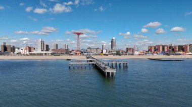 Coney Adası İskelesi ve Eğlence Parkı Skyline, Brooklyn, New York, ABD.