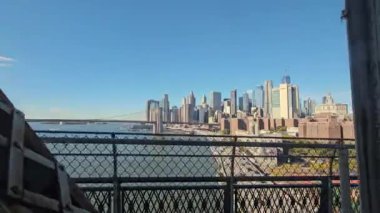 New York Eyaleti, ABD. 10.11.2024 Manhattan metro penceresinden ve Brooklyn Köprüsü New York, ABD.